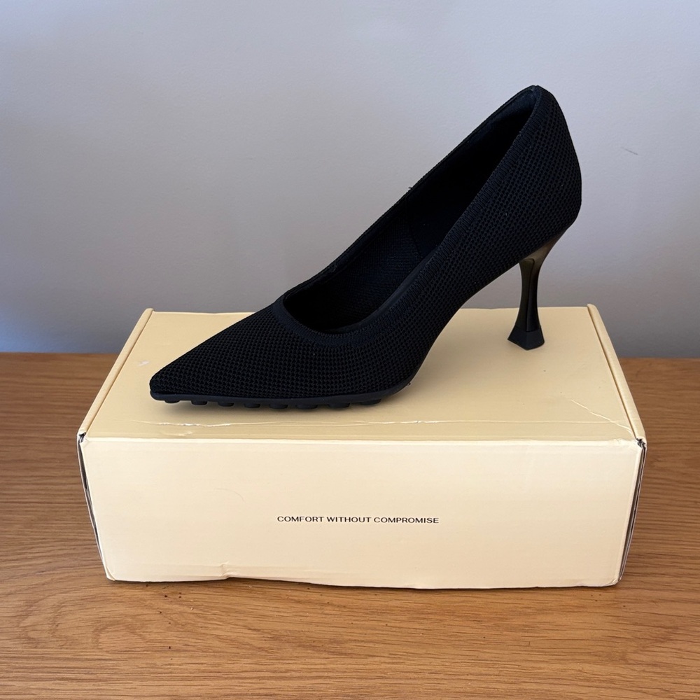 Cosy Island Bounce Back Pumps in black/moon night.